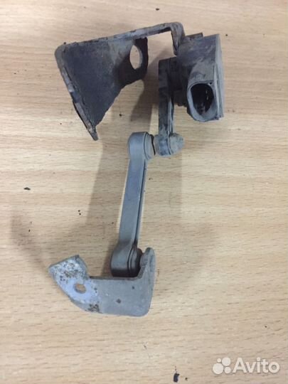 Датчик дорожного просвета задний левый Audi A8 D3