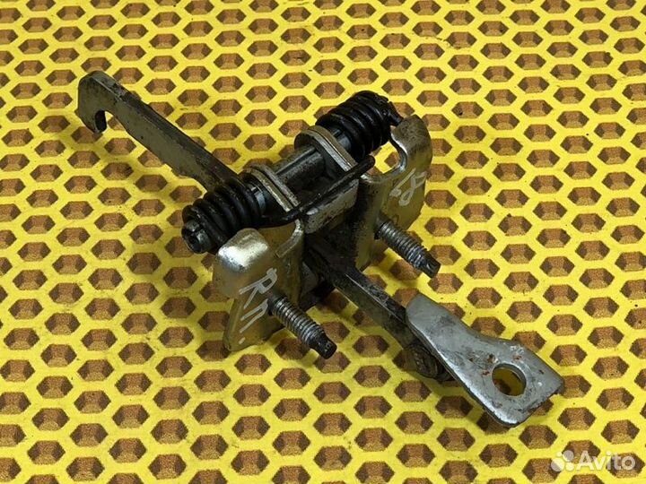 Ограничитель двери передний правый Renault Logan