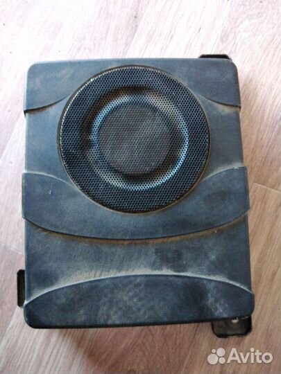 Сабвуфер Hyundai Tucson I (2004–2009)