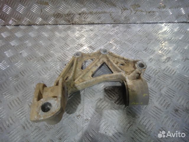 Кронштейн рычага Fabia (99-07) / Polo 4 (01-09) пер L б\у (арт. 6Q0199293D)