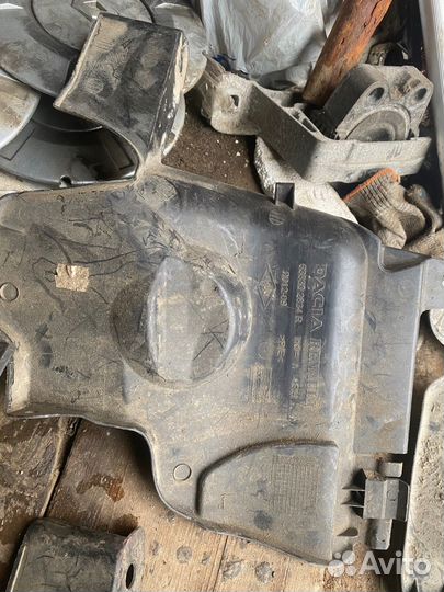 Пыльник двигателя боковой рено дастер