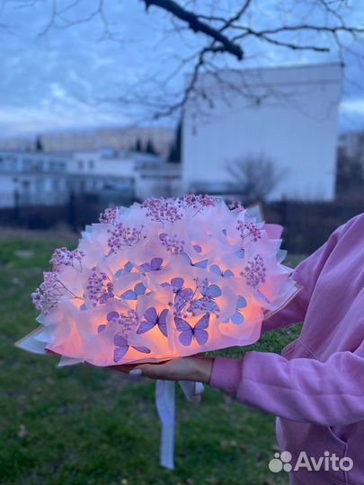 Светящейся букет из бабочек