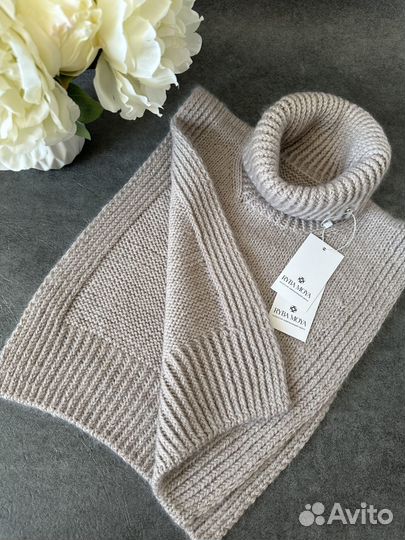 Вязаный комплект шапка с манишкой