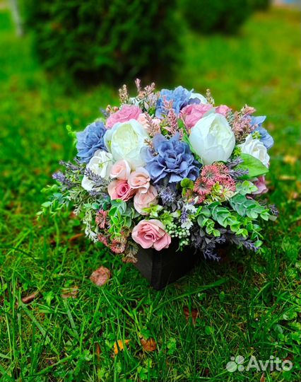 Композиция из искусственных цветов