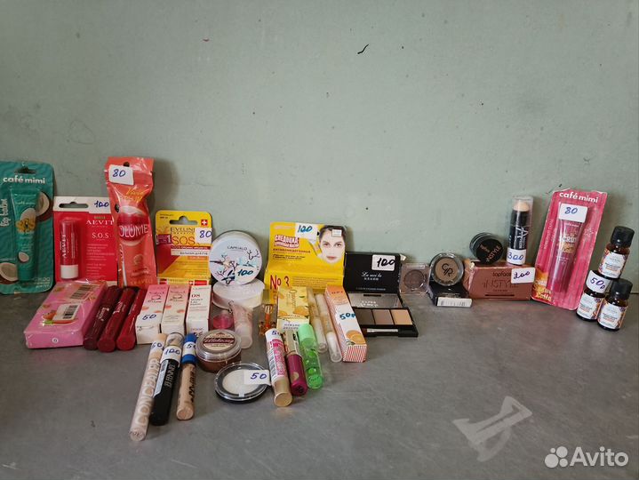 Тональный крем палитра теней,помада, тушь