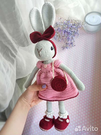 Вязаная игрушка зайка Синди