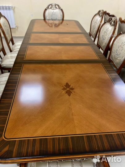 Стол и стулья