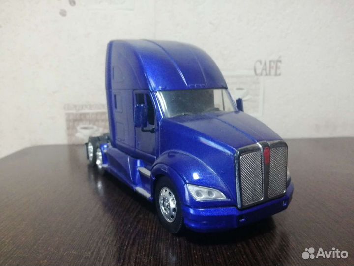 Модель kenworth T700 1:32