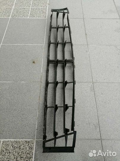 Решетка переднего бампера Renault Modus (04)