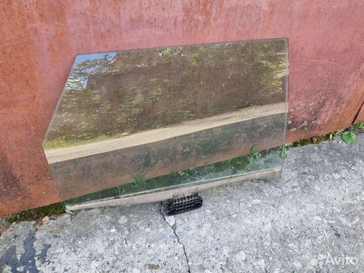 Стекло задней правой двери Ауди А4 В6 универсал