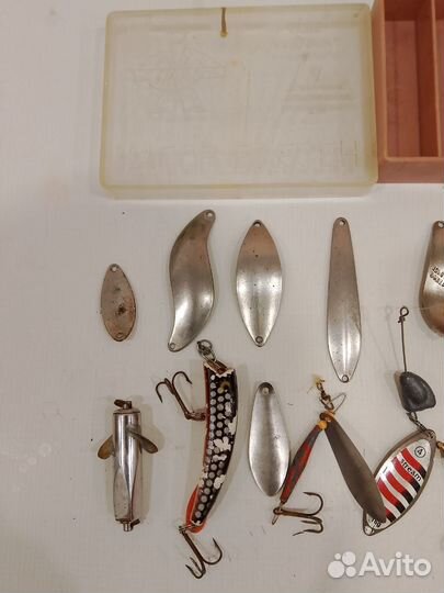Блесны в коробке рыболовные снасти