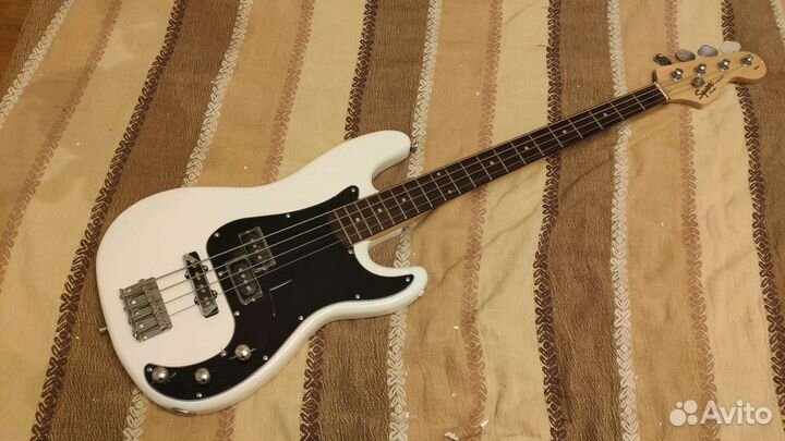 Реплика Squier Precision Bass белый
