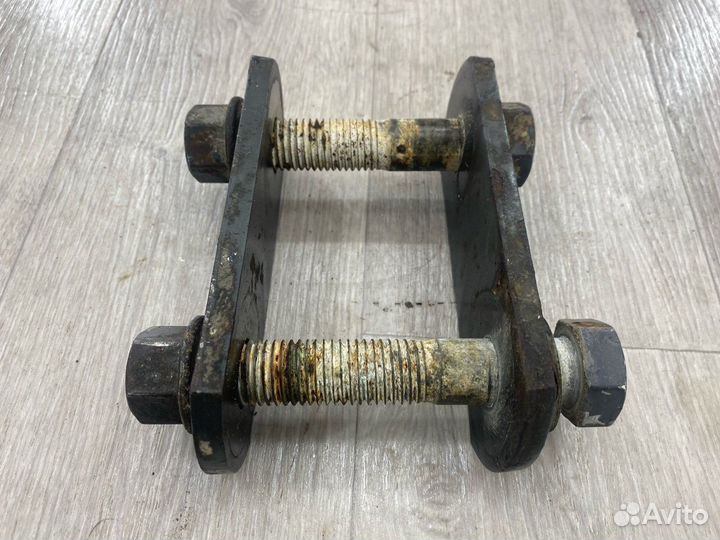 Серьга рессоры в сборе с болтами Daf Xf105 MX340U1