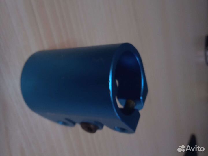 Зажим для трюкового самоката