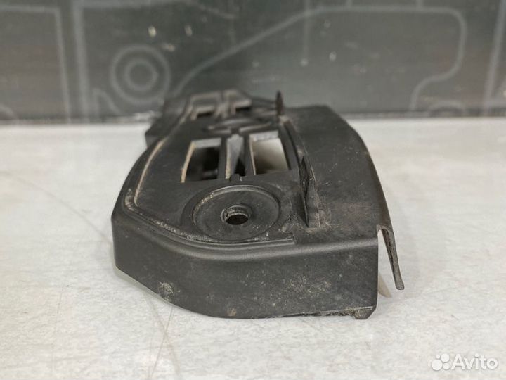 Крепление бампера переднее правое Volkswagen