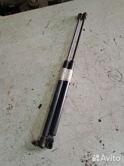 Газовый упор крышки багажника Volkswagen Golf 3