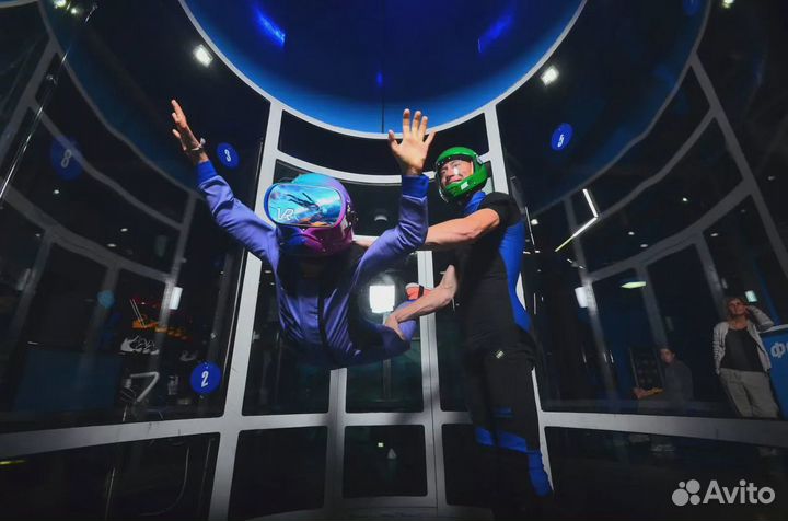 Полет в аэротрубе в очках виртуальной реальности