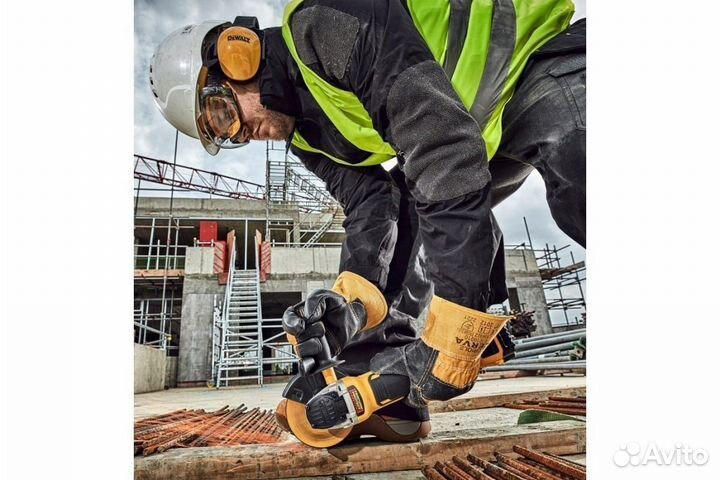 Аккумуляторная угловая шлифмашина DeWalt DCG405N