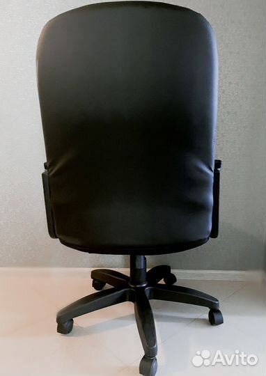 Офисное кресло для руководителя новое