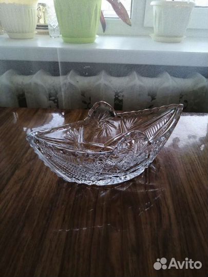 Хрустальные вазы разных размеров и форм