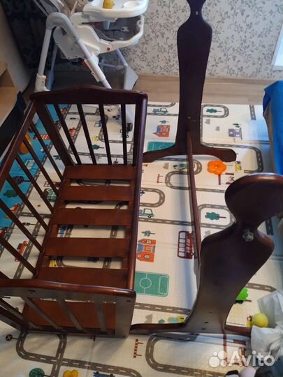 Детская кроватка с маятником