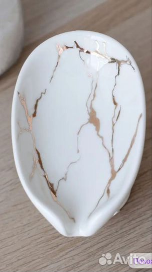 Мыльница керамическая на ножке со сливом