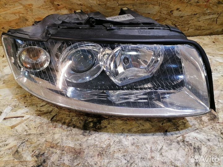 Фара правая ксенон Audi A4 B6 дефект