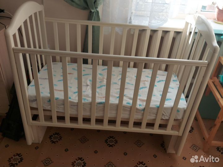 Детская кроватка с продольным маятником