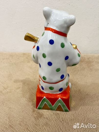 Фарфоровая статуэтка 