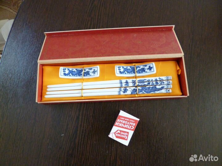 Палочки для еды и салфетницы