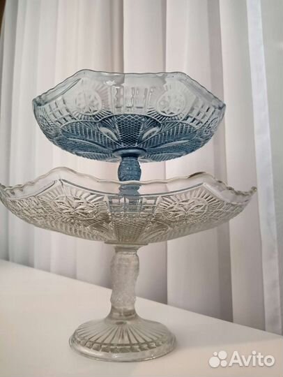 Старинная антикварная ваза на ножке. Фруктовница