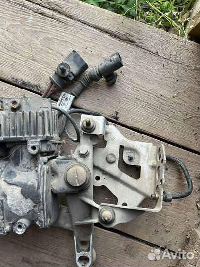 Компрессор пневмоподвески Porsche Touareg