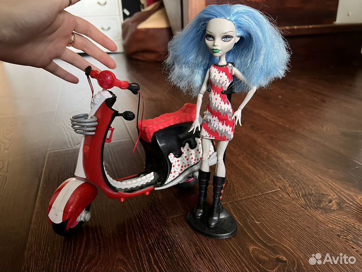 Кукла Monster High Гулия Йелпс на скутере