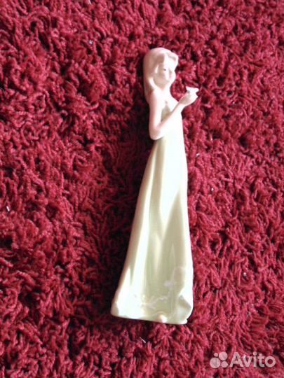 Девушка с цветком, фарфор