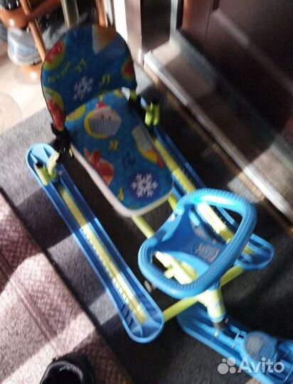 Детский снегокат со спинкой