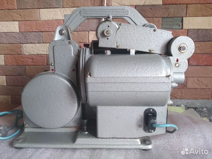 Кинопроектор - Украина - 1968 год СССР Футляр