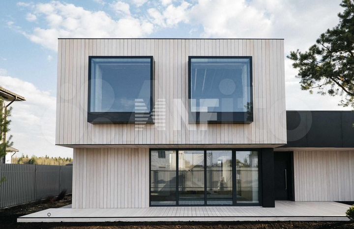 Дом 427 м² на участке 12,1 сот.