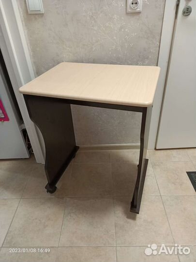 Компьютерный столик на колесиках