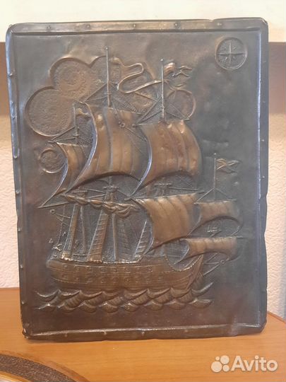 Две чеканки и тарелка дерево.Одним лотом