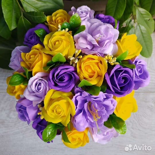 Цветы из мыла в шляпной коробке