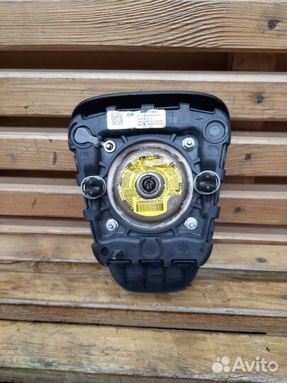 Подушка безопасности водителя Opel Astra J GTC