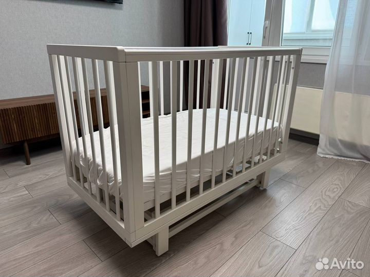 Детская кроватка с маятником и матрасом