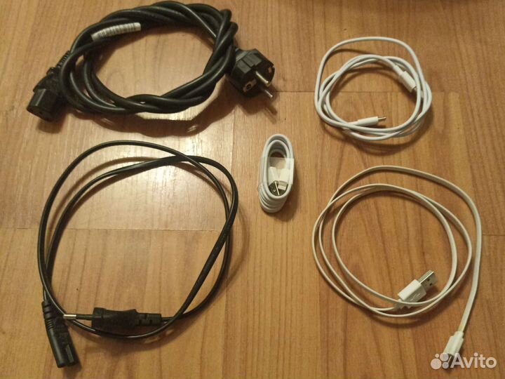 Набор кабелей включая Lightning, Type-C, Micro-Usb
