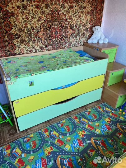 Децкая кроватка раздвижная и степеньки с полками