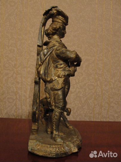 Фигурки, скульптуры