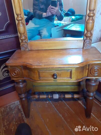 Зеркало антикварное с косметическим столиком