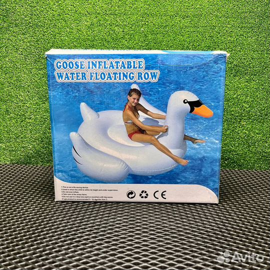 Надувной плот в виде белого лебедя
