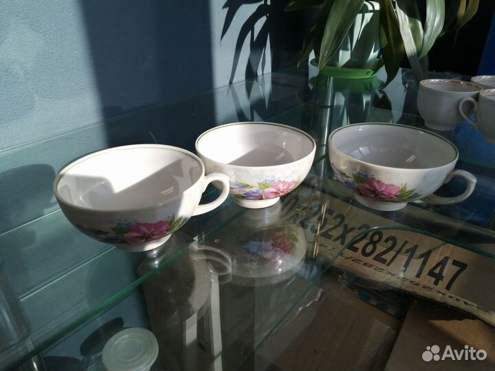 Посуда фарфоровая. Чашки, блюдца, тарелки