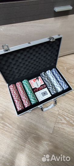 Покерный набор в металлическом кейсе 300 фишек