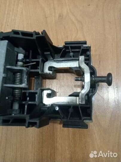 Кронштейн (корпус, держатель) ручки двери передний